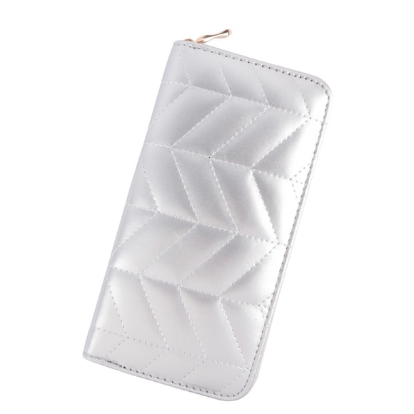 A Girl Thing Handbags - $10 start ❤️Quilted Silver Chevron wallet